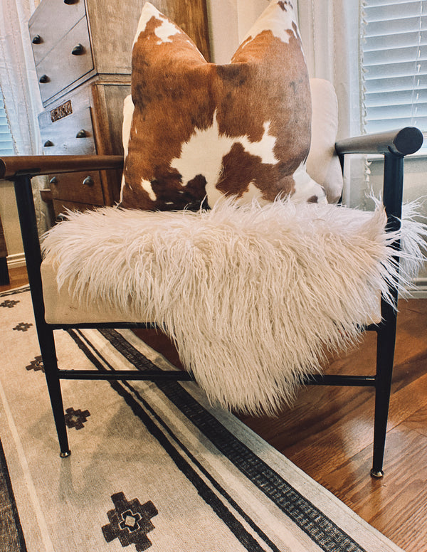 IVORY FAUX FUR RUG *24”x35”*