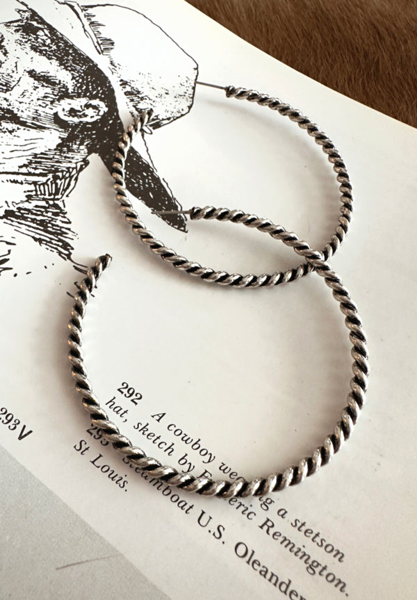 GRANDE TWISTED HOOPS