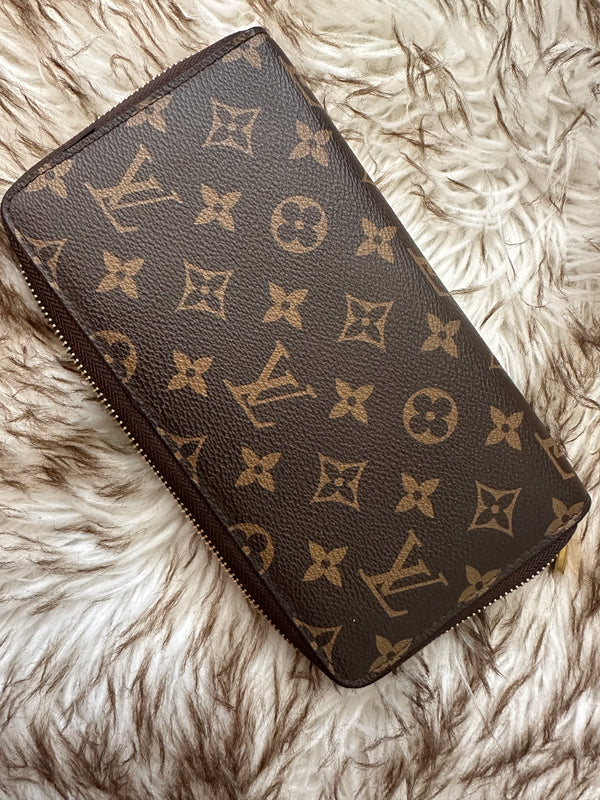 Great condition zipper wallet* price reflects authenticity****
