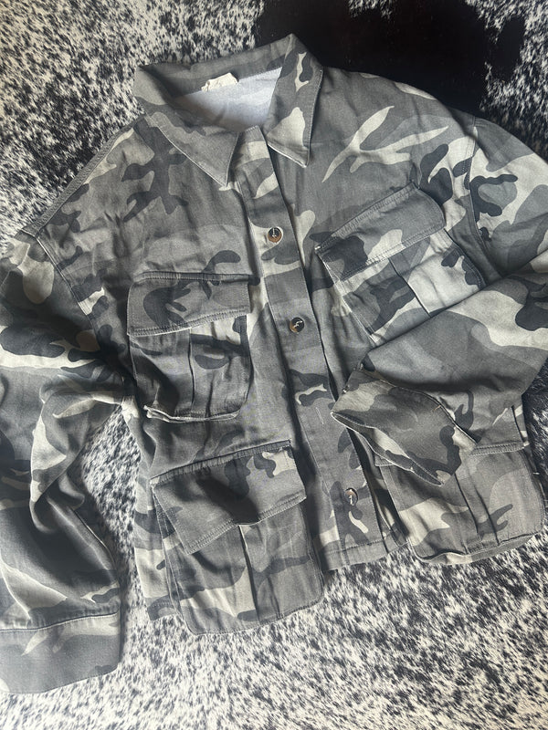 CAMO BAGGY SHACKET SIZE LARGE
